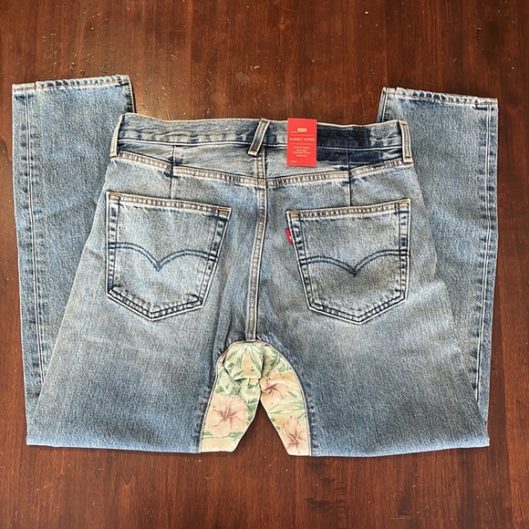 Levi’s Gusset Taper Jeans in Tropical Hibiscus Size 31x30 NWT - Picture 4 of 9